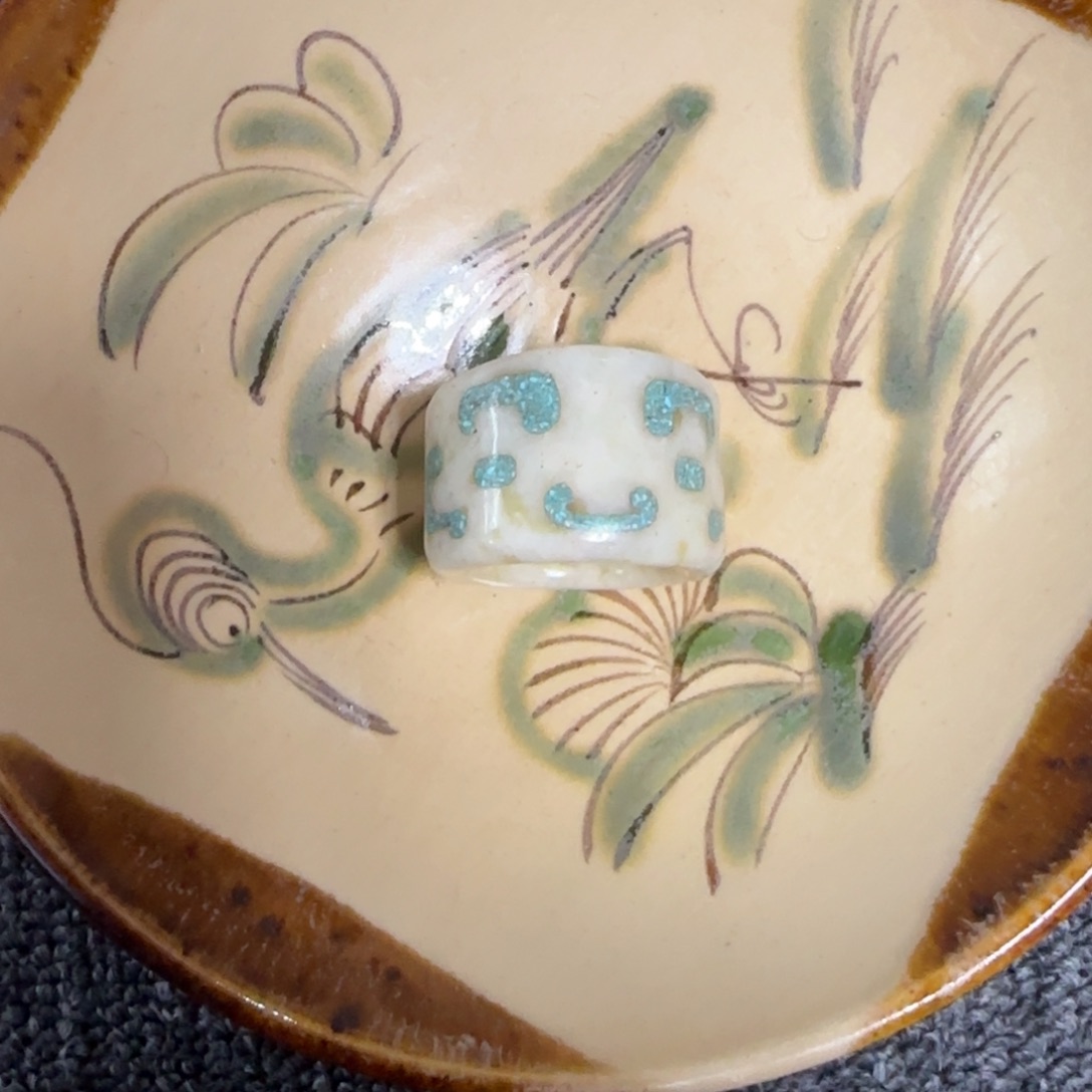 瓷片瓷器的造型也非常精致