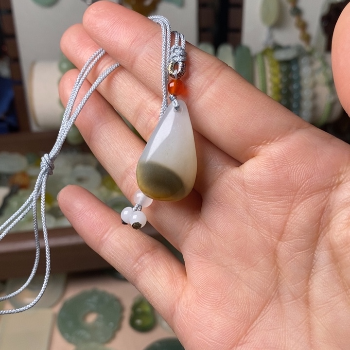 蛇纹石玉颈饰未镶嵌