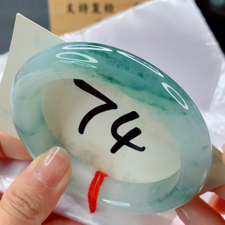 翡翠手镯未镶嵌冰飘花