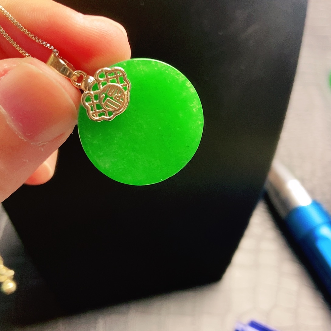 翡翠18K金镶嵌颈饰吊坠