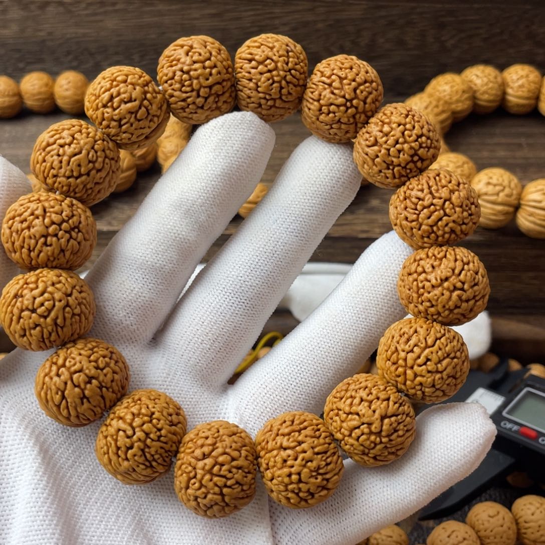 吊坠桃核龙鳞凤尾