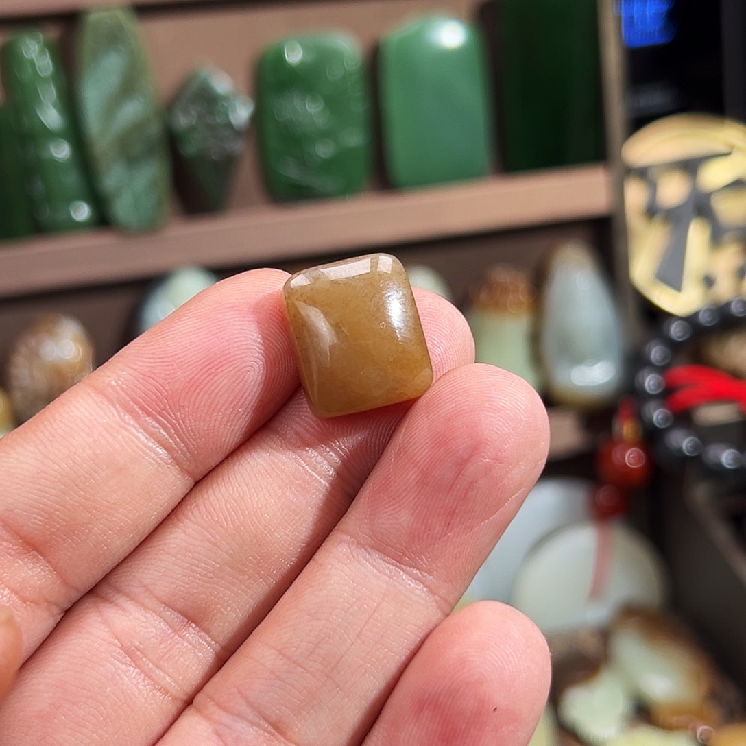 和田玉（糖玉）颈饰未镶嵌新年福利：小方糖牛鼻孔 有微草花