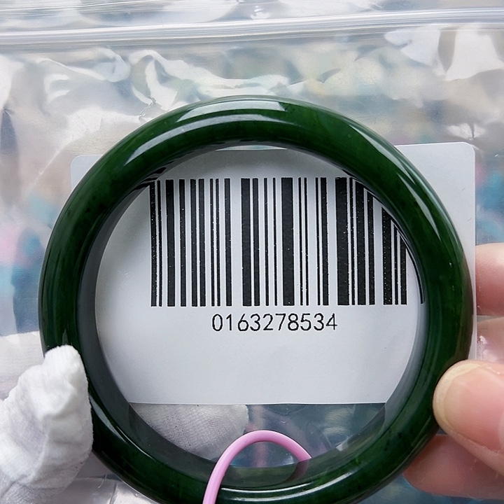 雨***家和田玉未镶嵌手镯微瑕62