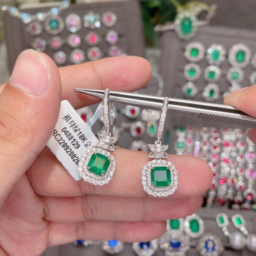 18K金镶嵌耳饰祖母绿3.19ct 