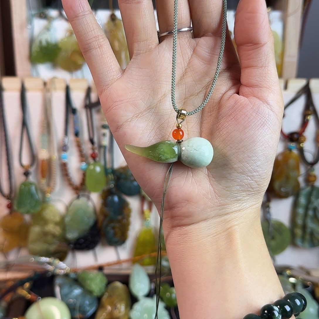 蛇纹石玉未镶嵌颈饰