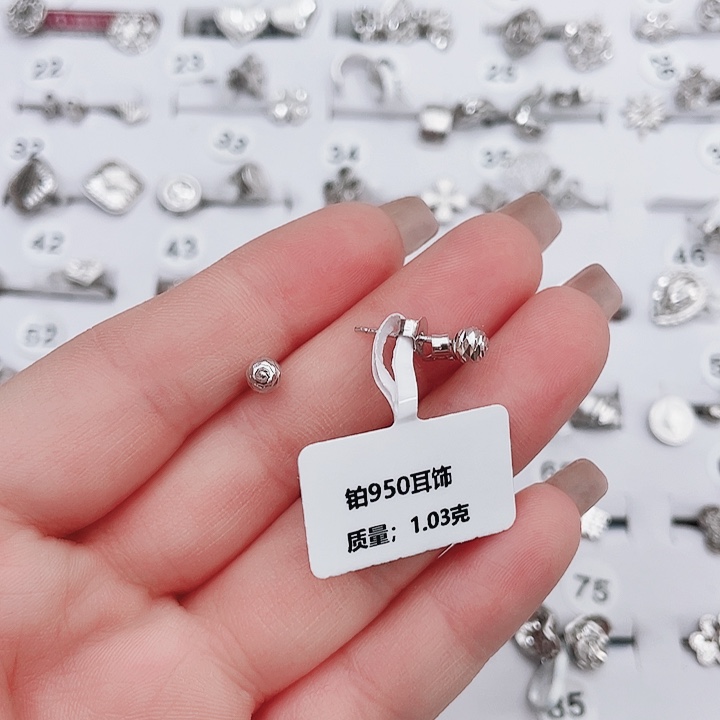 定制铂950耳饰直播展示发一对，1.03g
