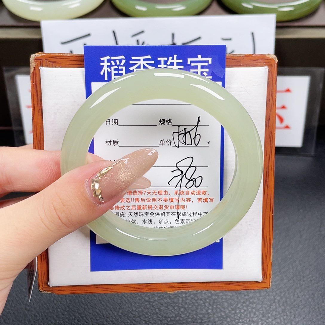和田玉手镯未镶嵌