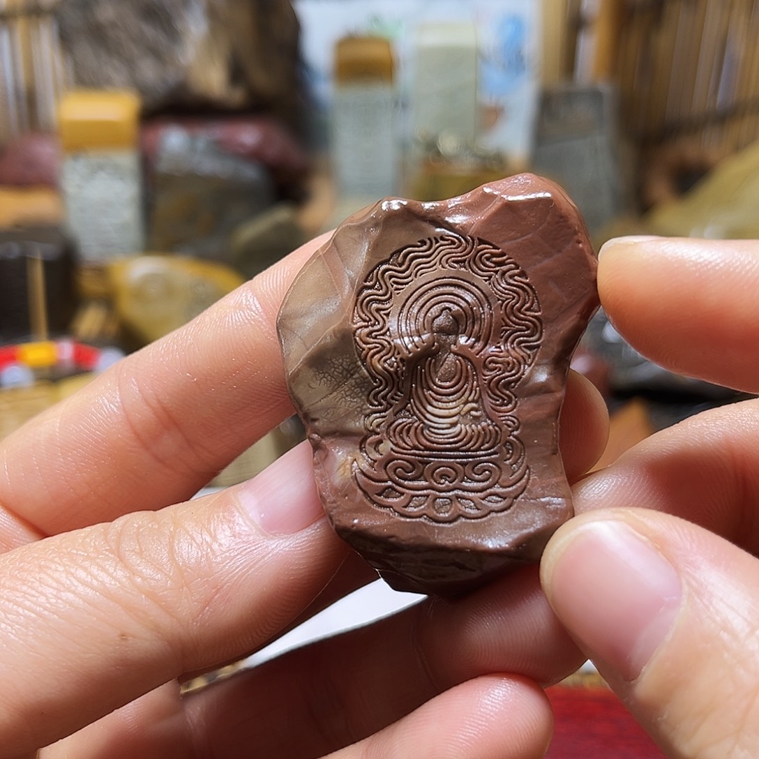 新疆原石雕刻手把件