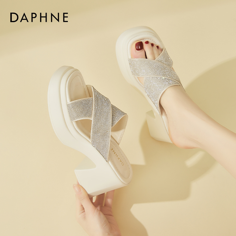 达芙妮一字拖鞋2025夏季新款女法式亮片粗跟鞋子百搭外穿凉拖女鞋