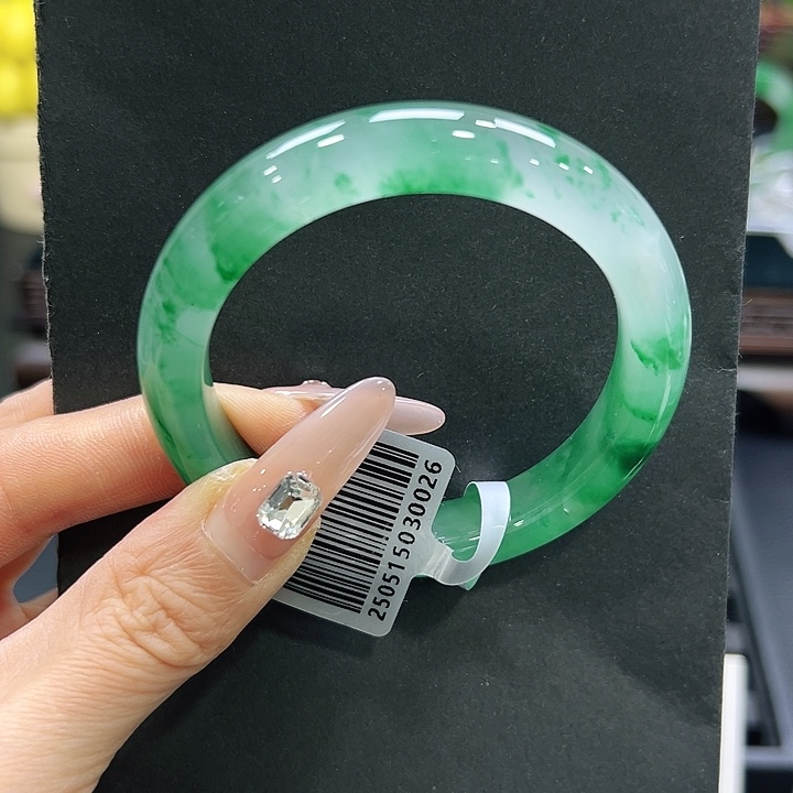 ****梅石英质玉（非洲翠）未镶嵌手镯