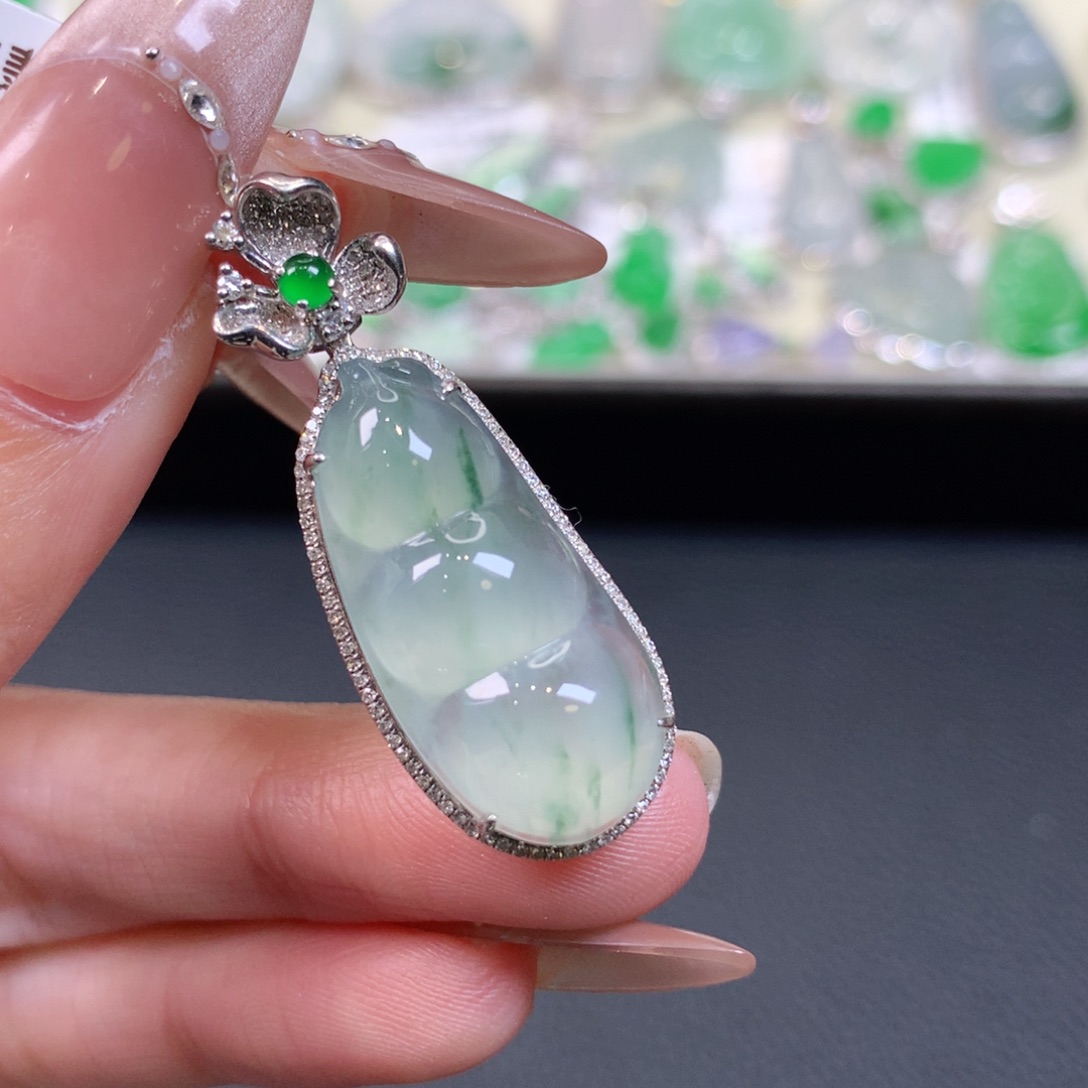 翡翠18K金镶嵌颈饰