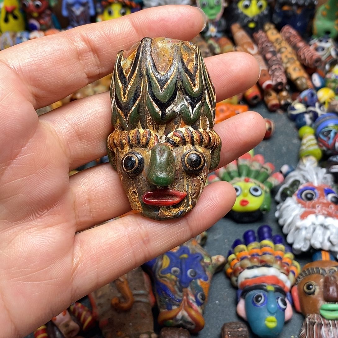 琉璃颈饰彩色老娃