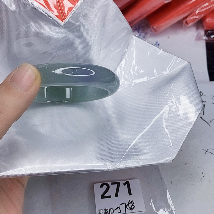 翡翠未镶嵌手镯一图一物实物为准（微瑕处理）