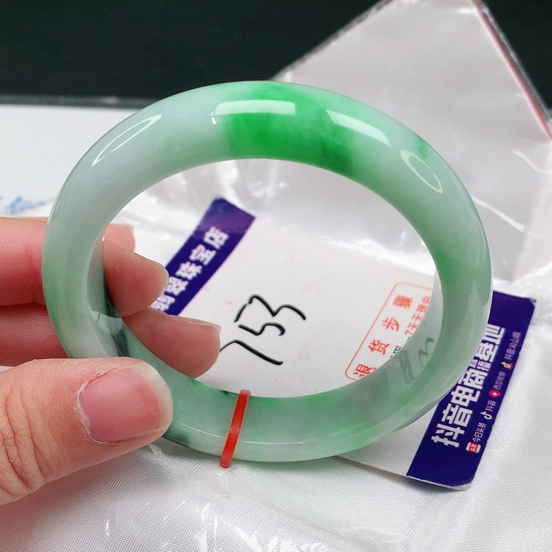 翡翠手镯未镶嵌翡翠