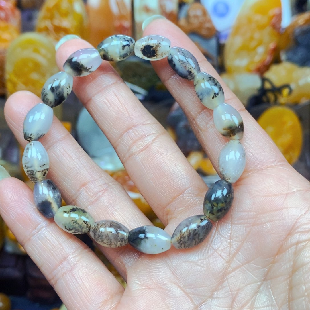 未镶嵌石英质玉（黄龙玉）颈饰