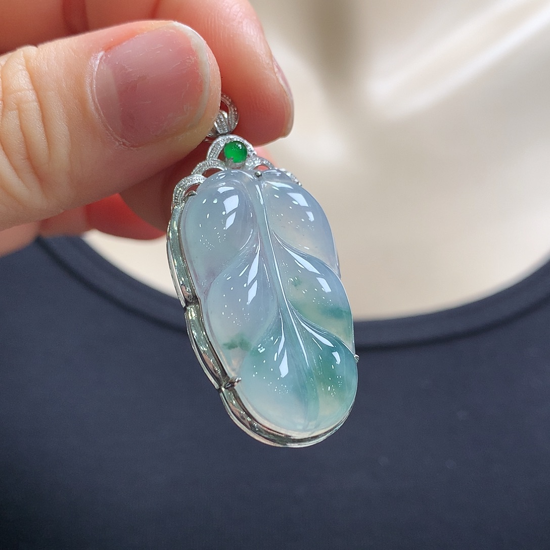 翡翠18K金镶嵌颈饰叶子