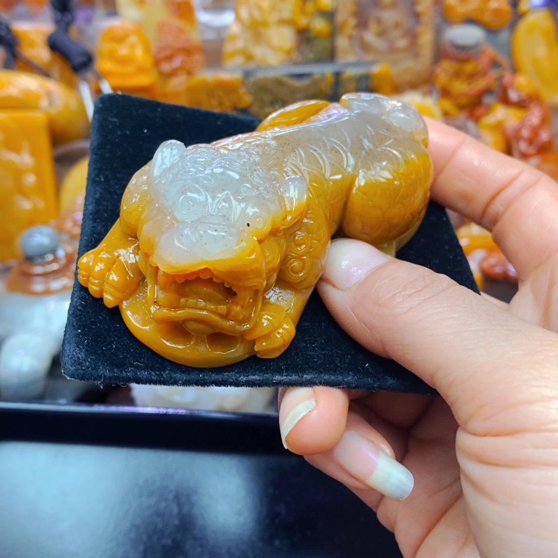 未镶嵌石英质玉（黄龙玉）颈饰