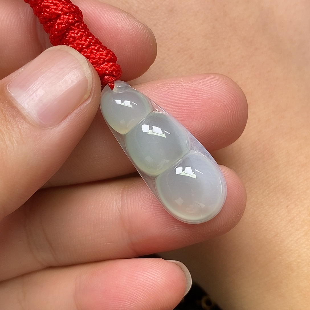 翡翠未镶嵌颈饰豆子