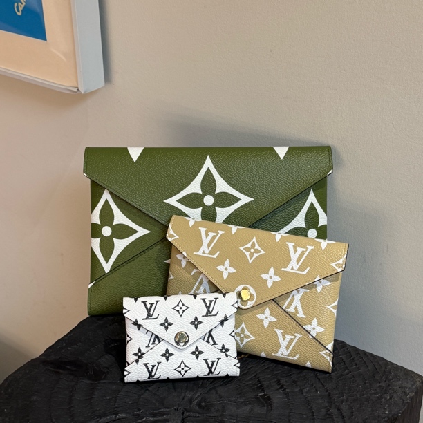 99新 LouisVuitton/路易威登 经典老花信封手拿包绿色卡其色白色