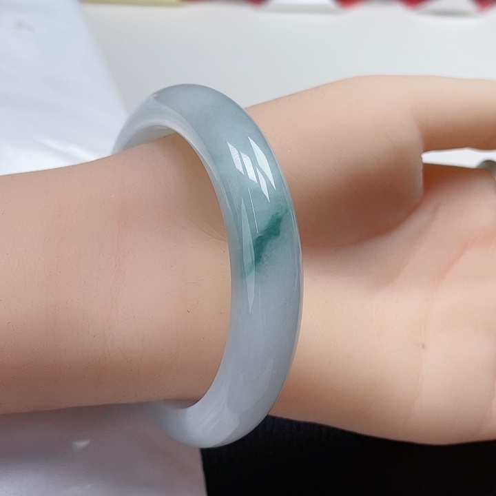 翡翠手镯未镶嵌翡翠手镯