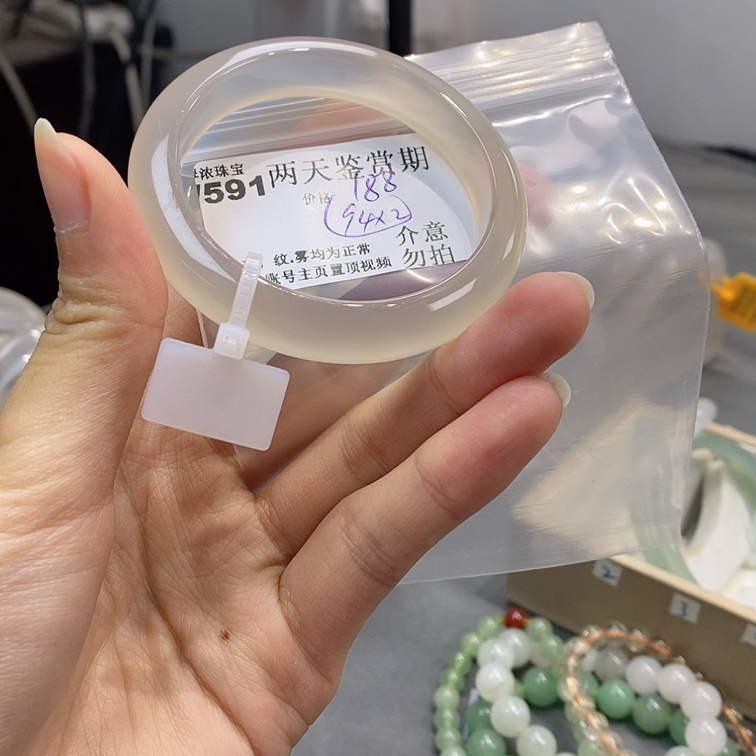 玛瑙/玉髓手镯未镶嵌s****y