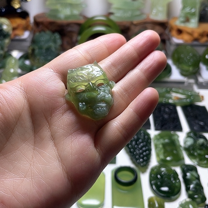 蛇纹石玉颈饰未镶嵌