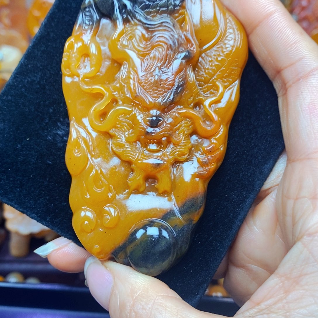 未镶嵌石英质玉（黄龙玉）颈饰