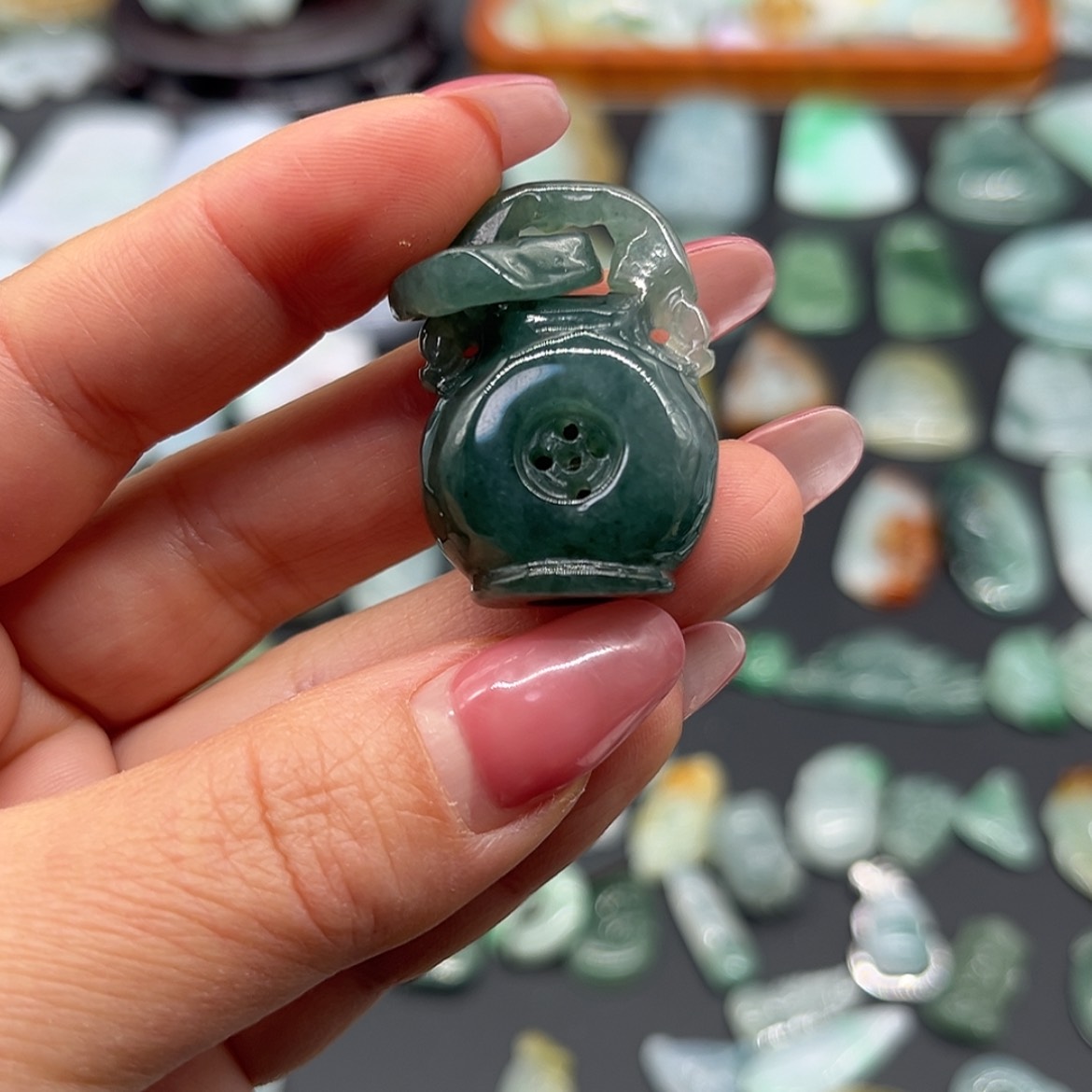 【闪购商品】翡翠颈饰未镶嵌瓶子