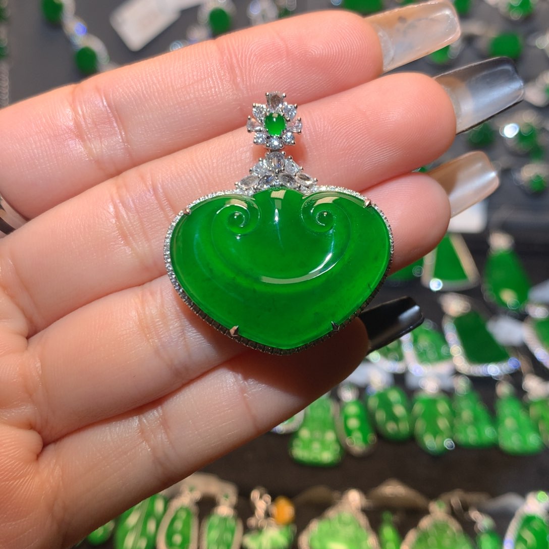 翡翠颈饰18K金镶嵌如意头