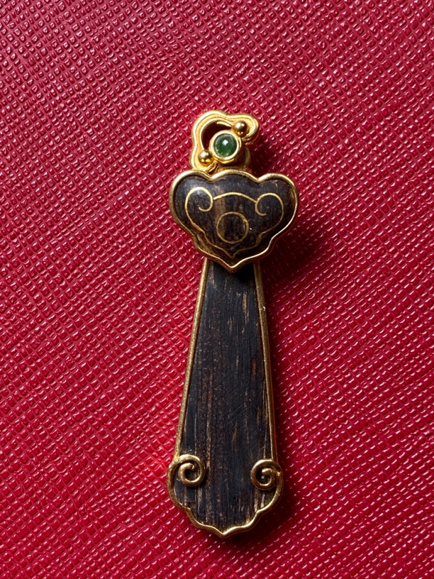 沉香如意镶嵌18k金吊坠