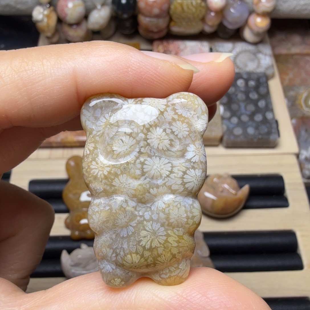 硅化玉未镶嵌挑35一个，100米3个