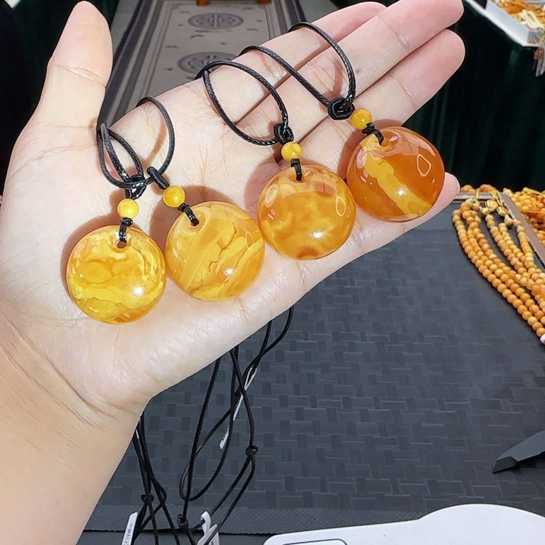 琥珀未镶嵌颈饰多样性发其一