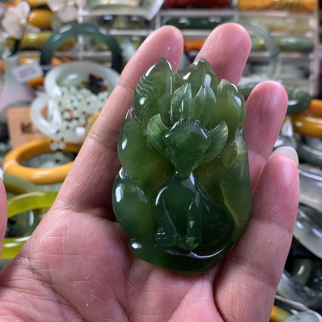 蛇纹石玉颈饰未镶嵌