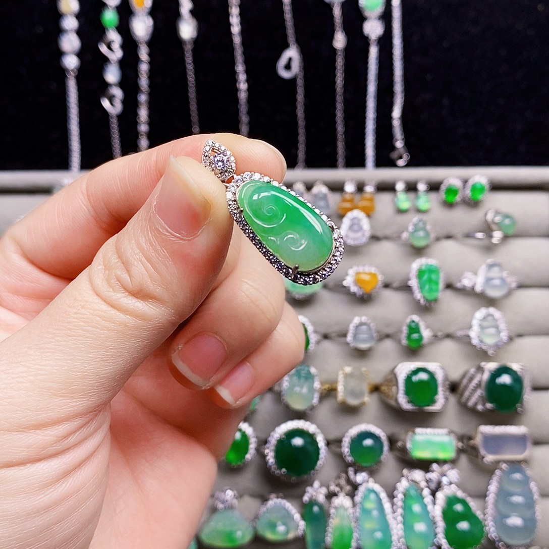 翡翠银S925镶嵌颈饰如意