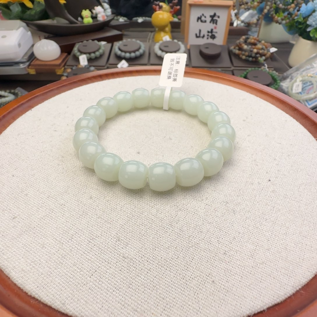 嘻***哈和田玉未镶嵌手链卡12俄芭莎直切，103