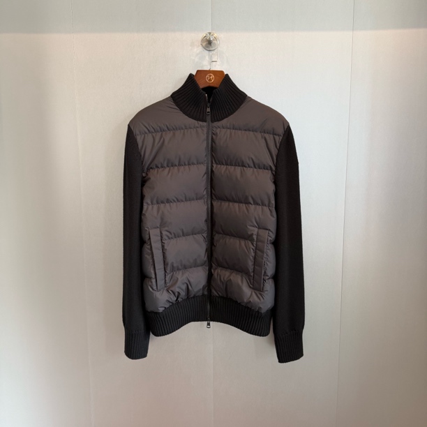 未使用 MONCLER FW25 泡芙鹅绒罗纹立领羊毛拼接羽绒服