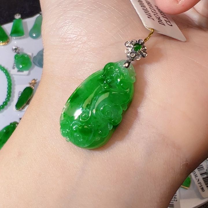 翡翠挂件18K金镶嵌翡翠 