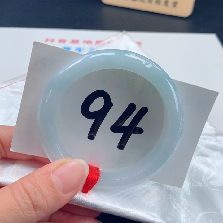 翡翠手镯未镶嵌冰