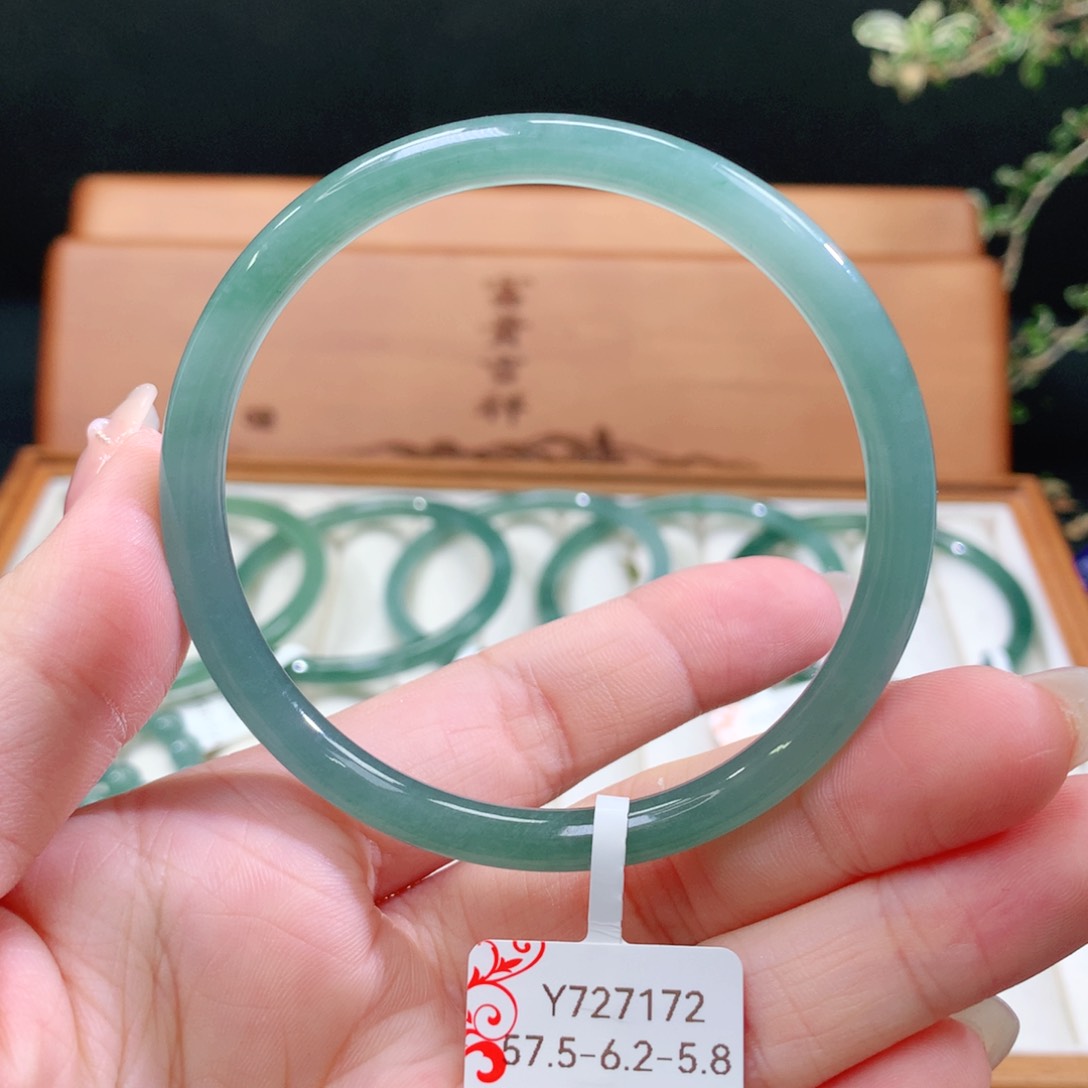 翡翠手镯未镶嵌天然