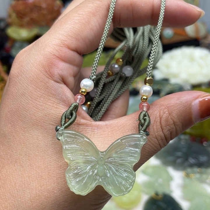 蛇纹石玉未镶嵌颈饰