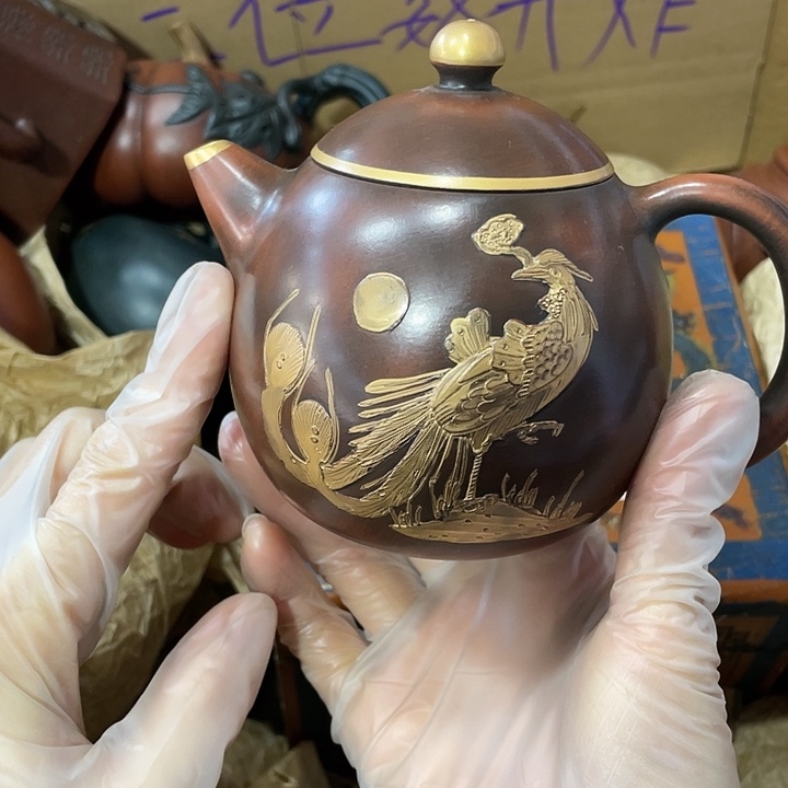 紫砂茶壶原矿泥料，纯手工制作的一把紫砂壶。