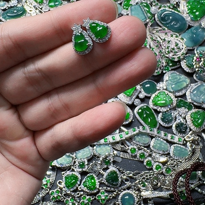 翡翠颈饰未镶嵌天然A货翡翠放漏