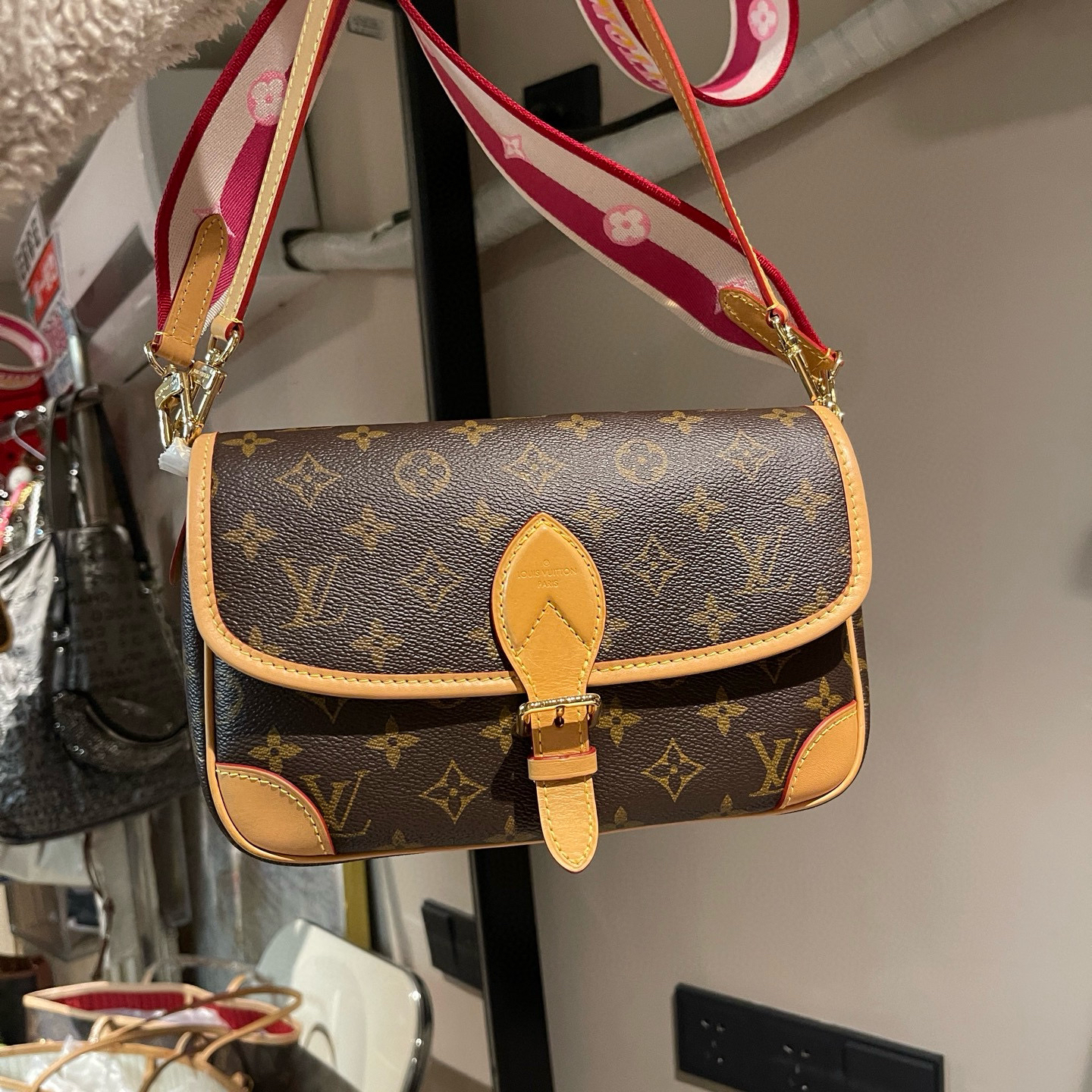 95新 LouisVuitton/路易威登  Diane系列老花法棍，粉色肩带