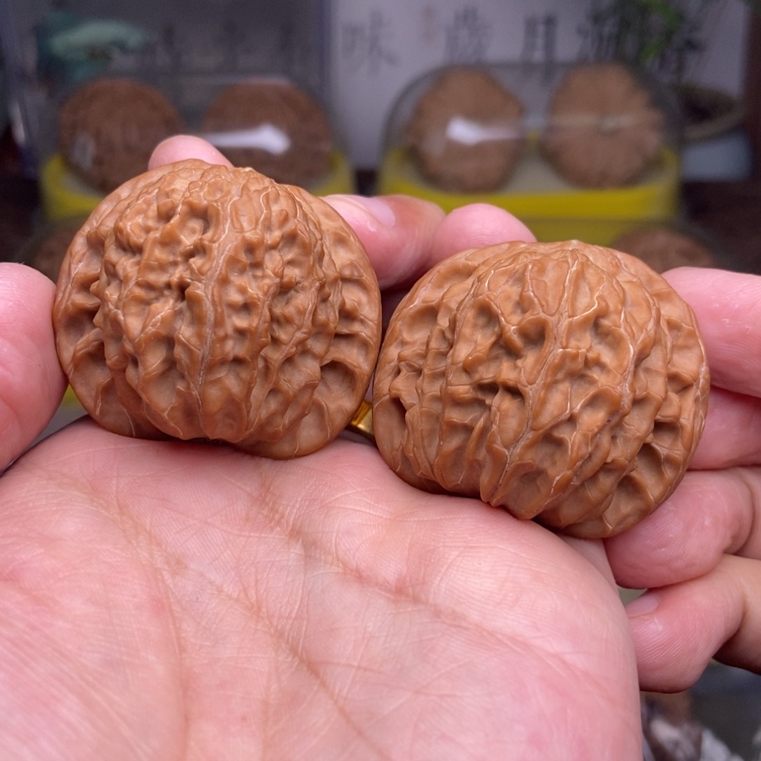 文玩核桃吊坠小***。全品41.5尺磨盘红皮山地9999