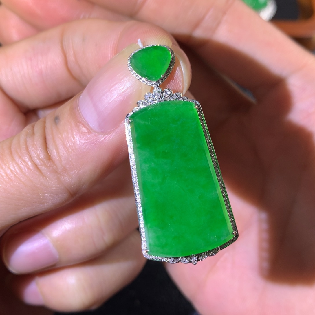 翡翠18K金镶嵌颈饰翡翠