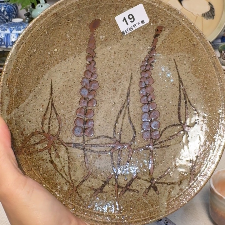 盘子上有一块小石头