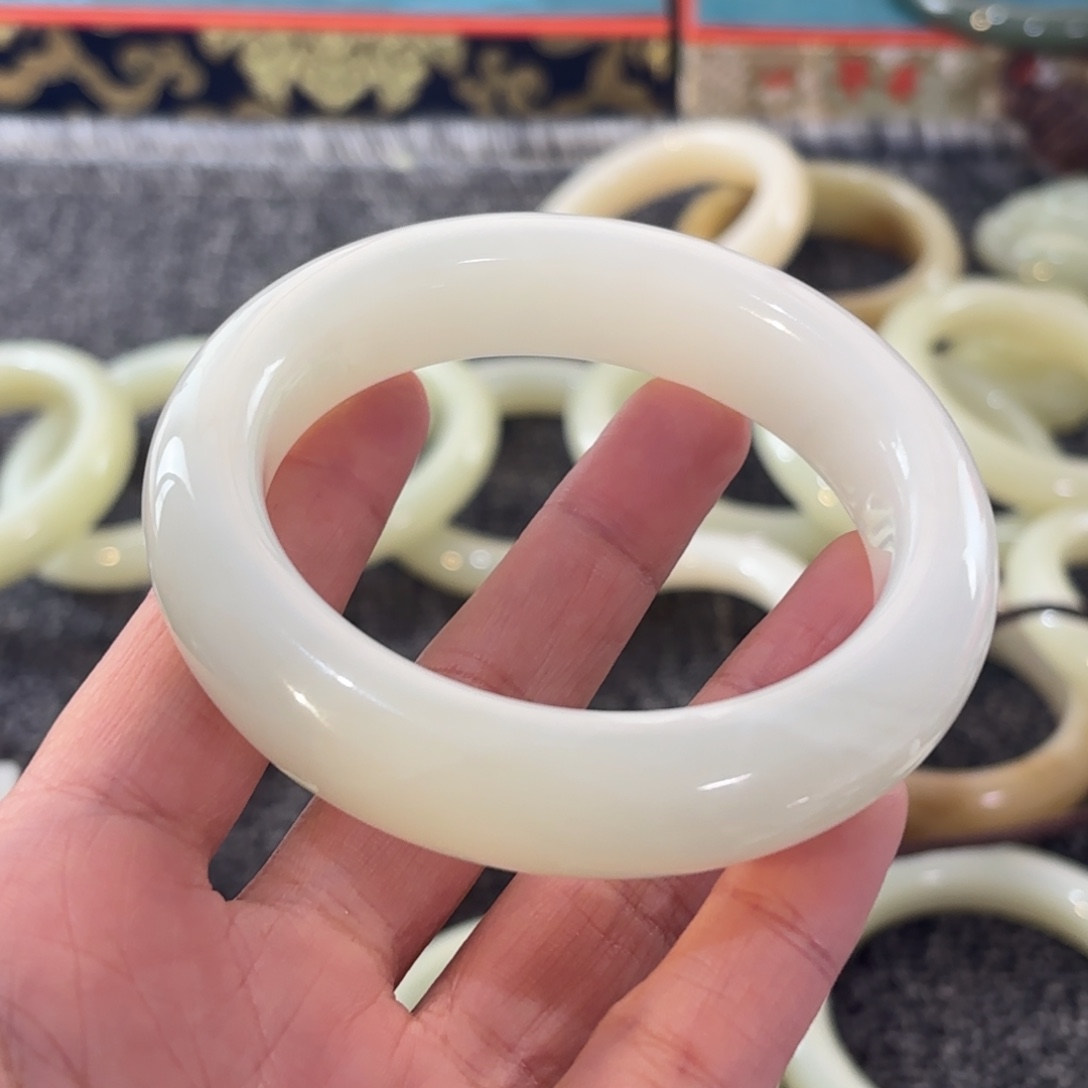 慕***斯和田玉（糖玉）未镶嵌手镯