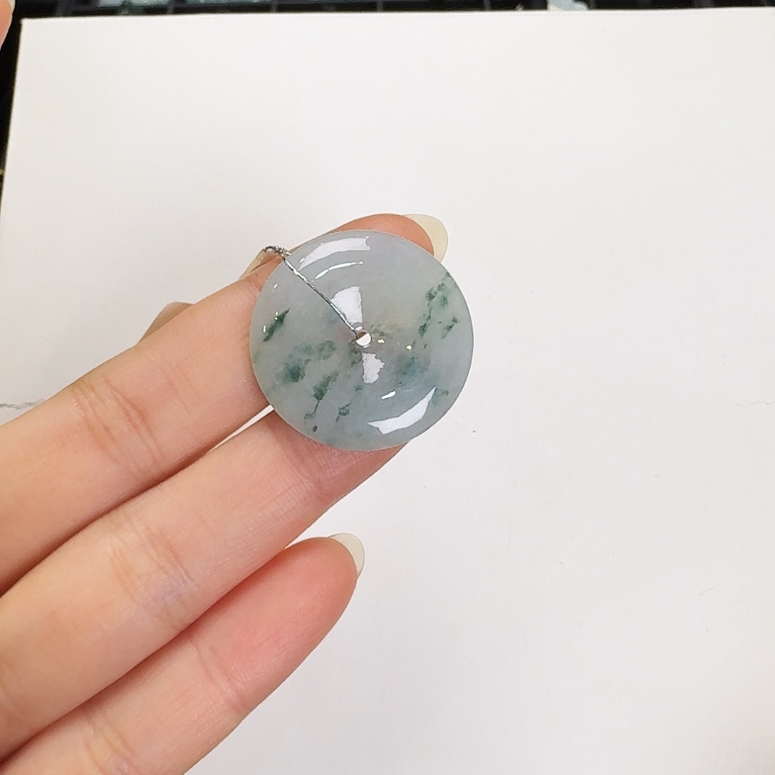 翡翠颈饰未镶嵌平安扣