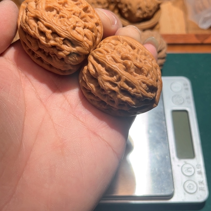 文玩核桃把件汤***r文玩核桃手把件红锦鲤