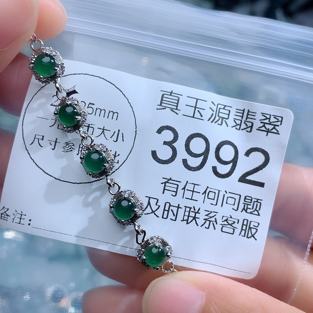 翡翠颈饰未镶嵌3992。
